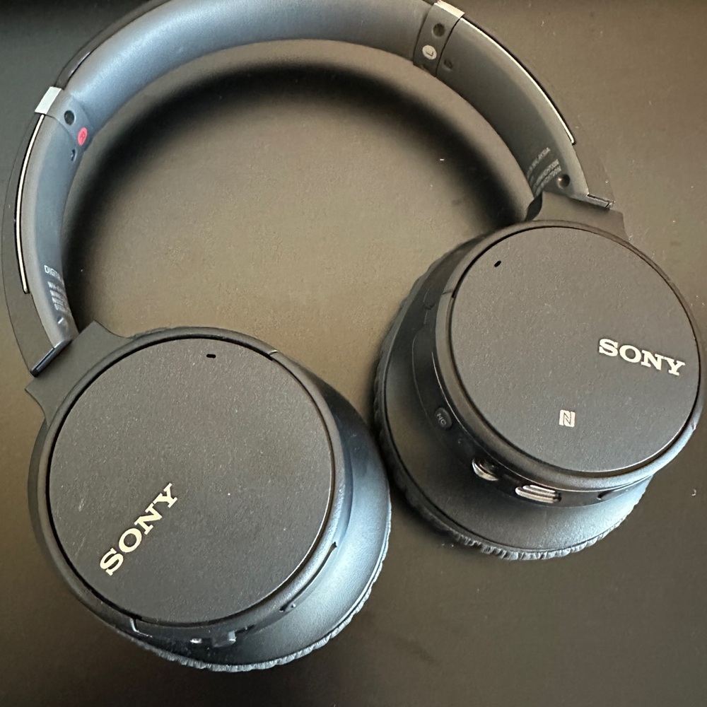 Sony Over-Ear Noise Cancelling Wireless Headphones - Picture 2 of 9